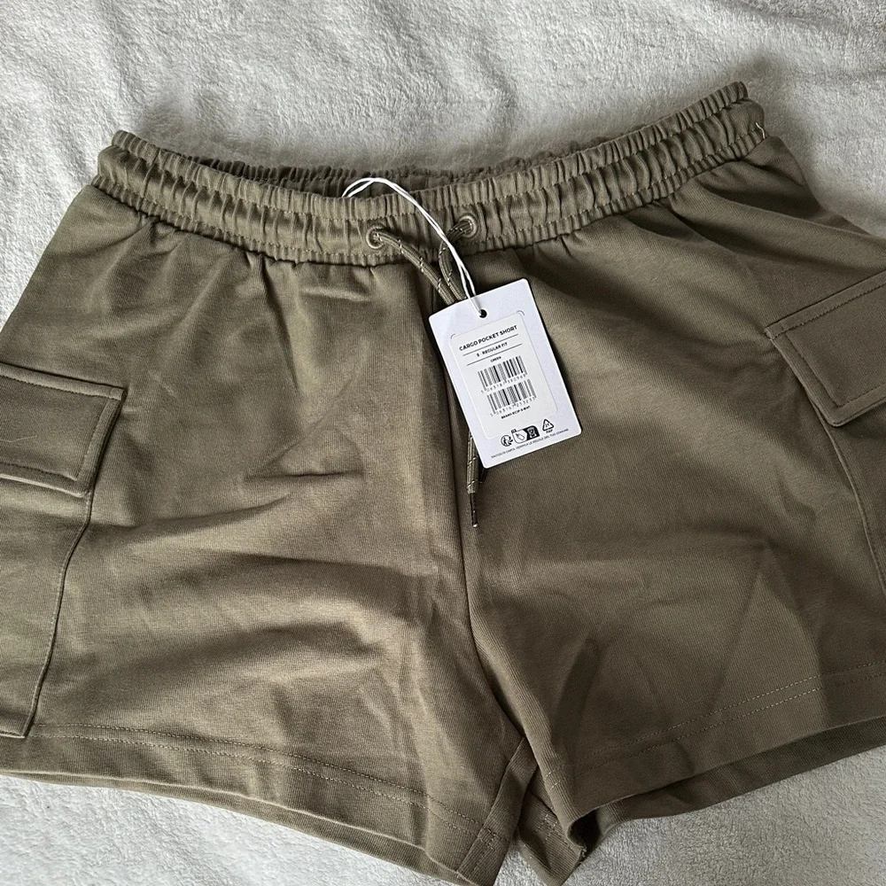 Final price - Gymshark green  relaxed fit Cargo Shorts for Women size small - Picture 5 of 10